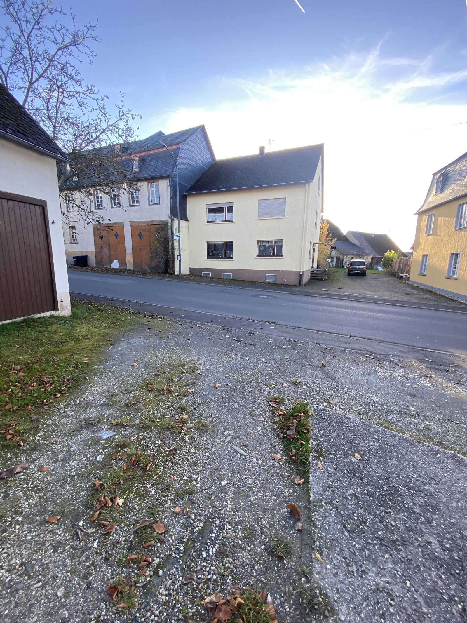 Irmenach: Zweifamilienhaus mit Garagen und großer Scheune Irmenach: Zweifamilienhaus mit Garagen und großer Scheune