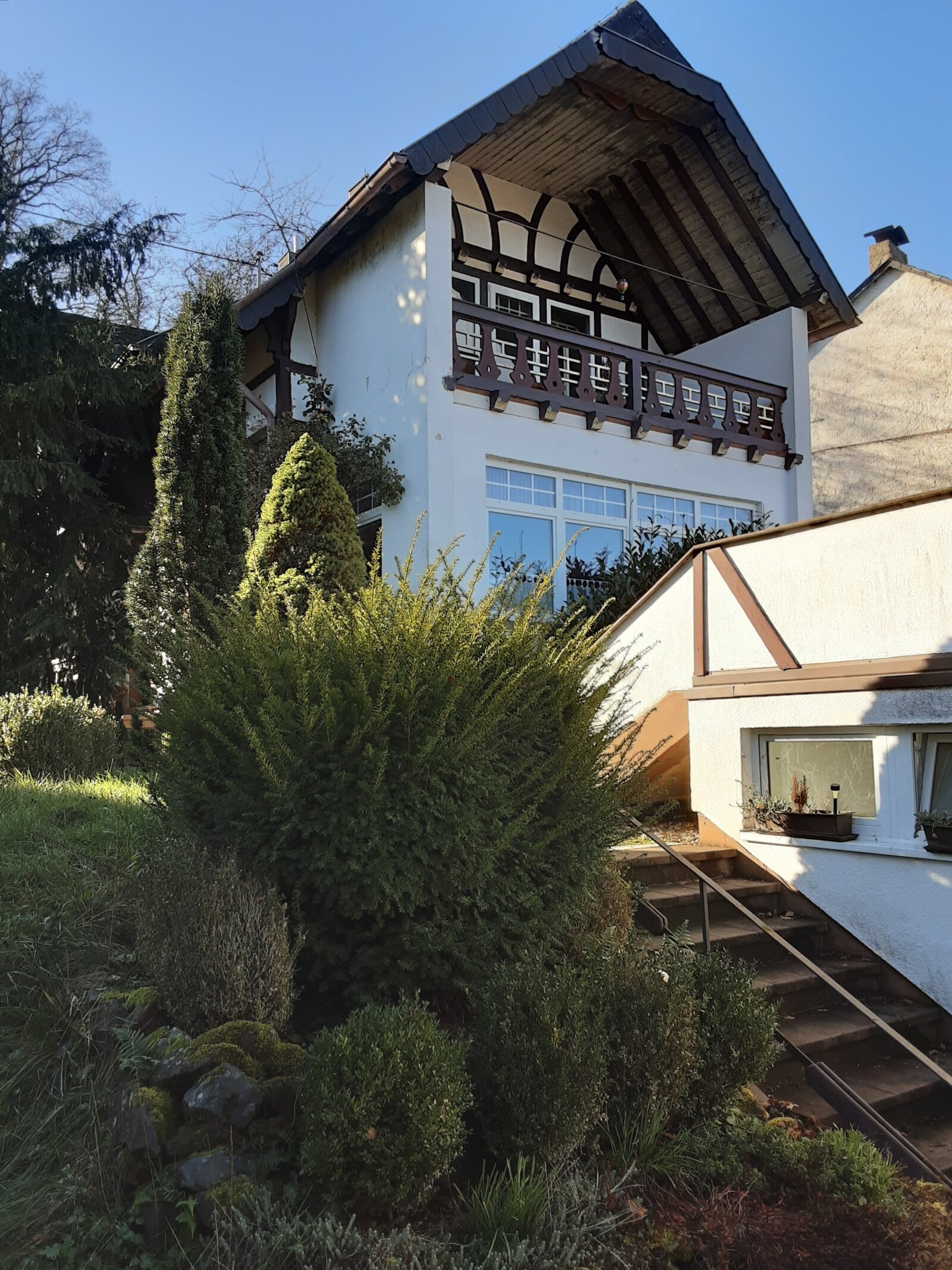 Traumhaft gelegenes Wohnhaus mit Nebengebäude und herrlichem Weitblick in Wadern zu verkaufen 