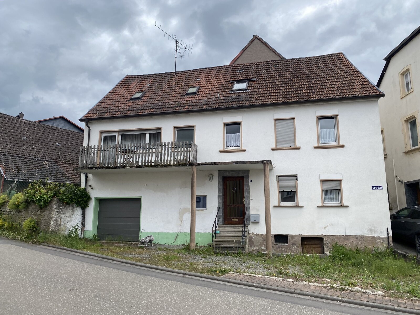 Einfamilienhaus mit Einliegerwohnung und Scheune  