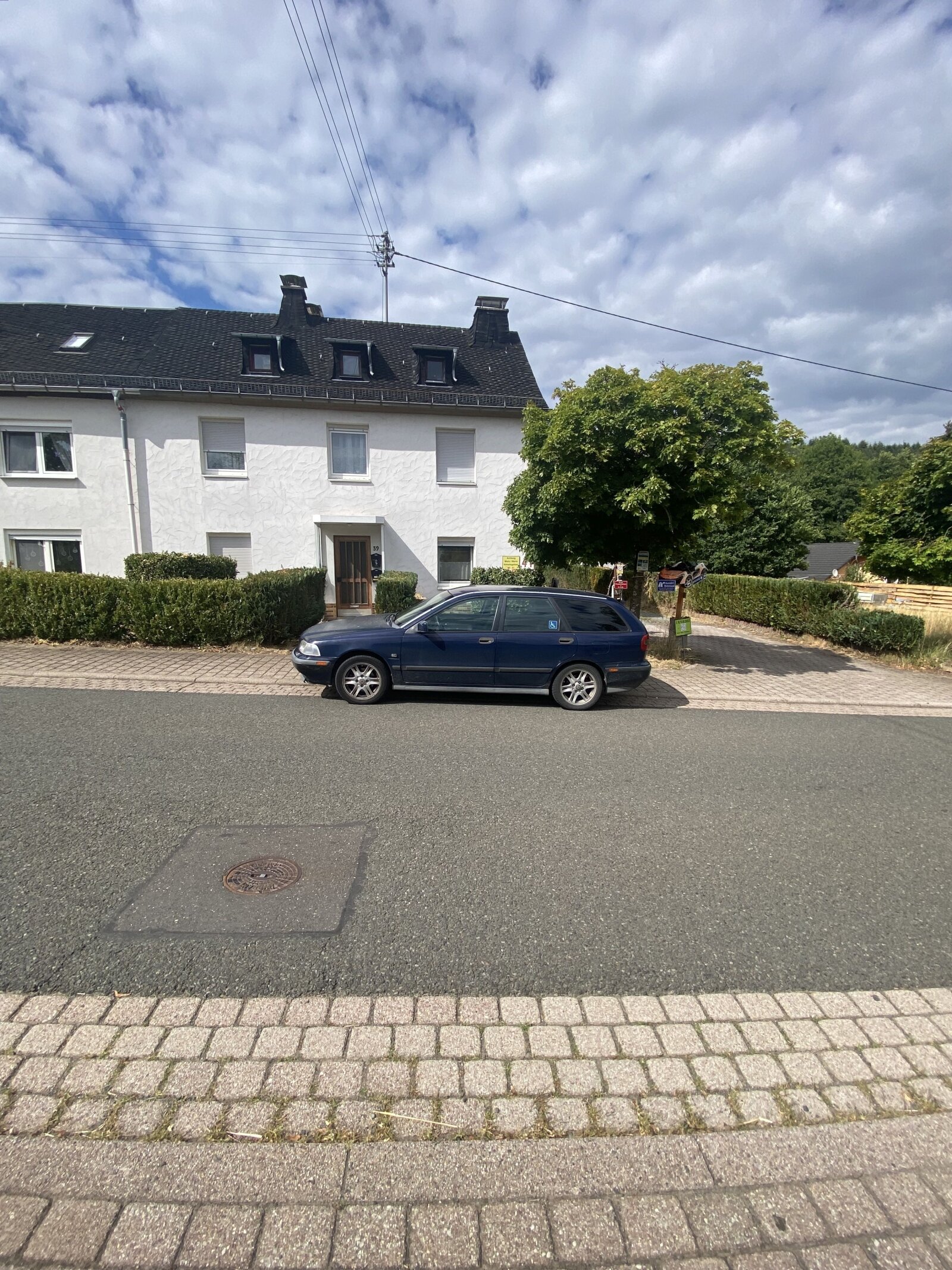 Mehrfamilienhaus mit fünf Garagen 