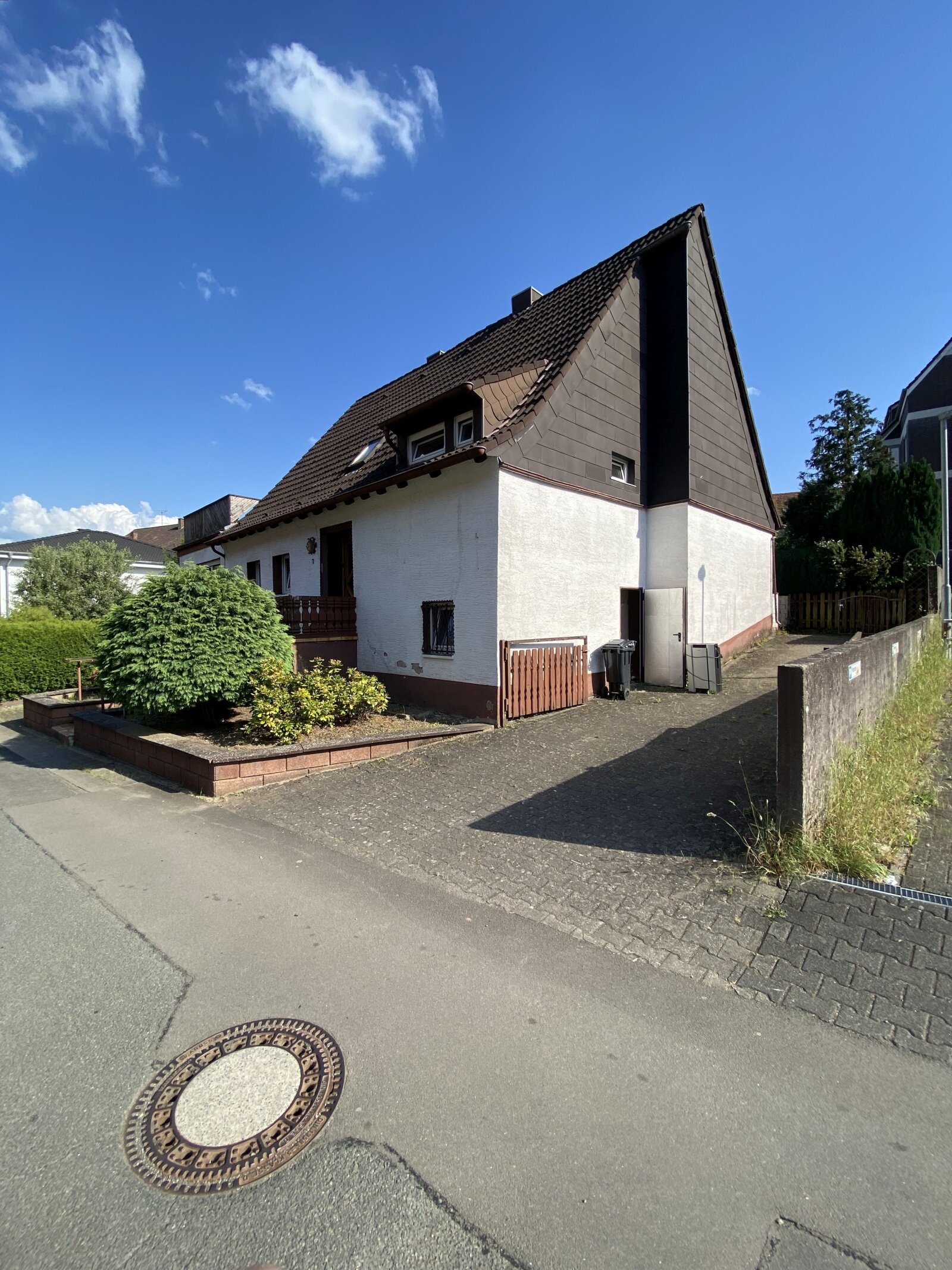 Solides Einfamilienhaus in ruhiger Seitenstraße  