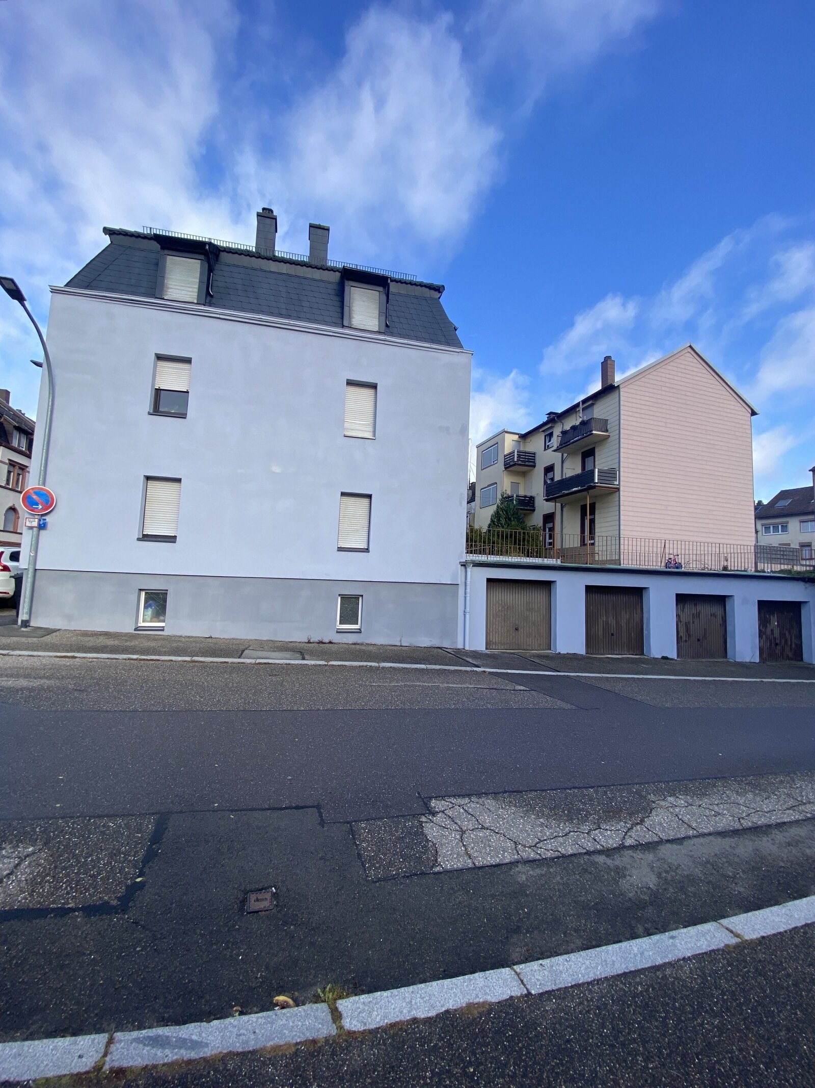 Mehrfamilienhaus mit vier Garagen 