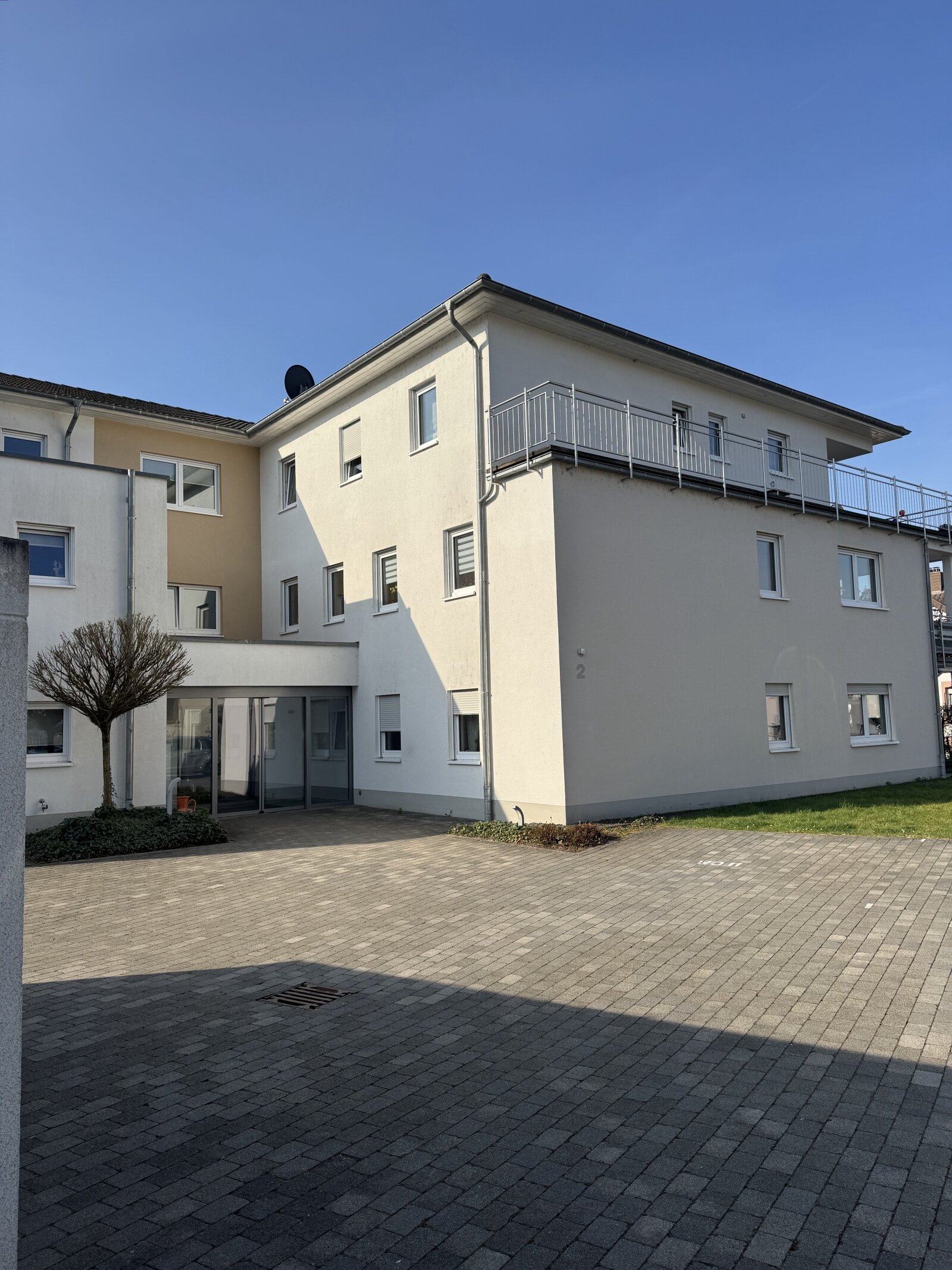 Frontansicht mit Eingangsbereich