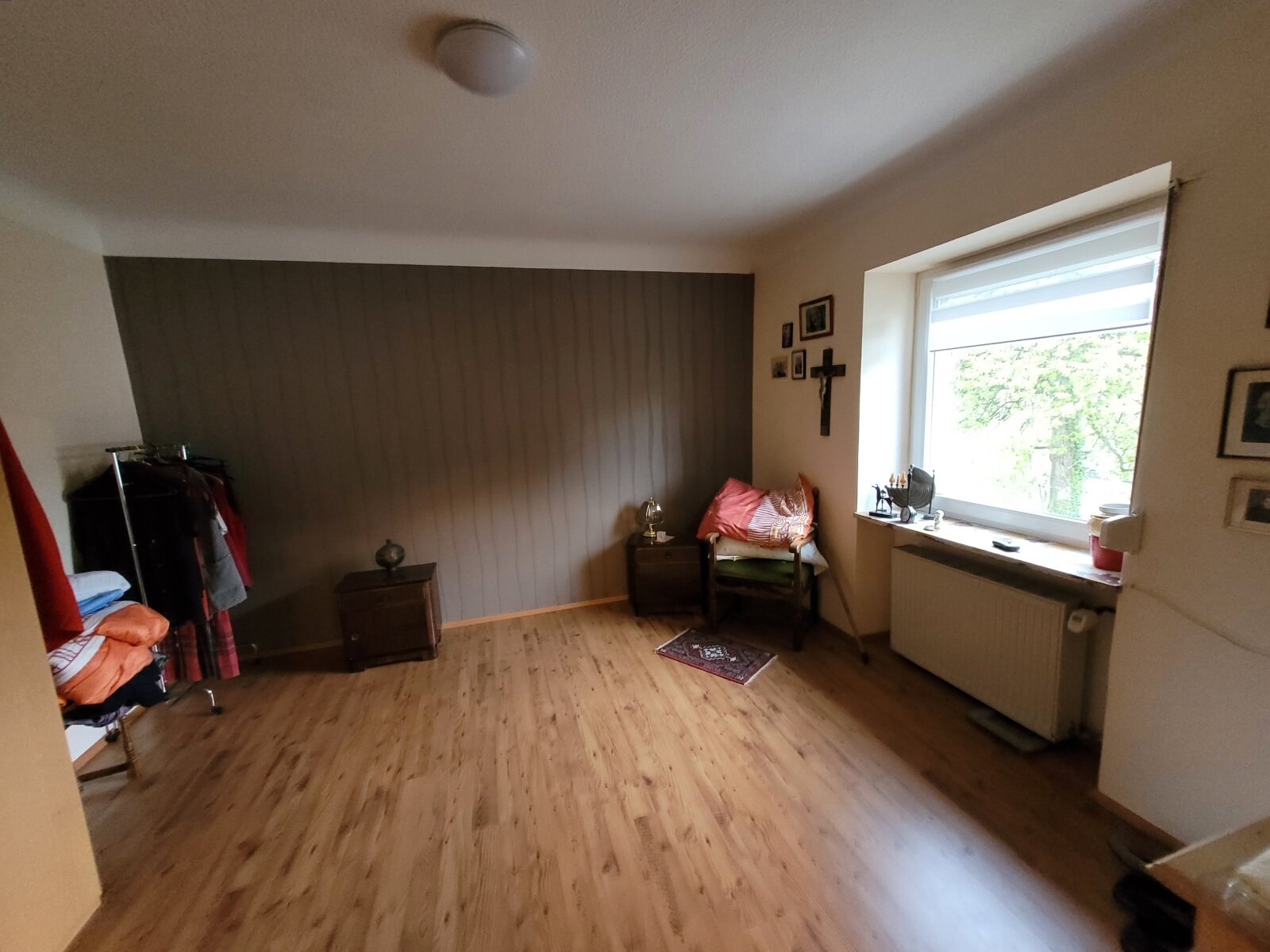 Bild 5 zeigt das Wohnzimmer