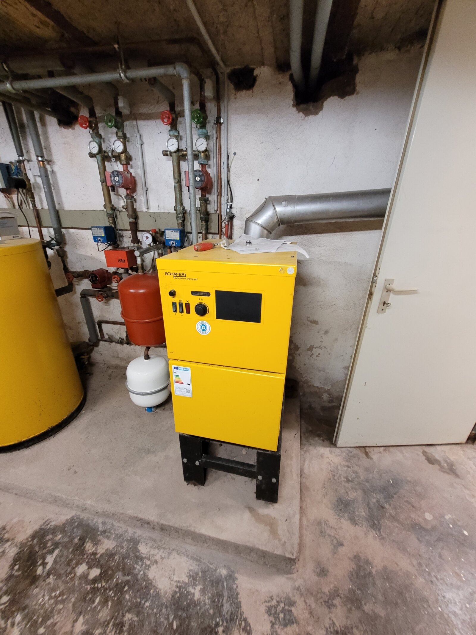 Bild 12 zeigt die Heizung