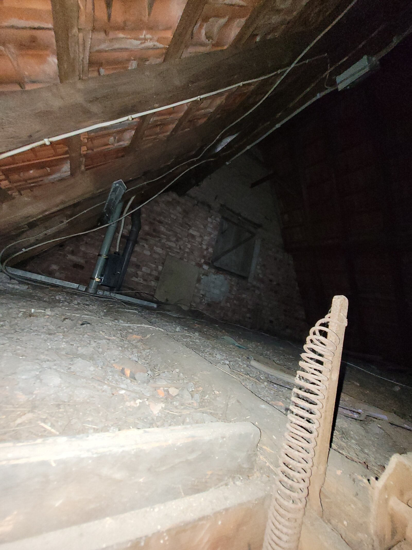 Bild 14 zeigt den Spitzboden