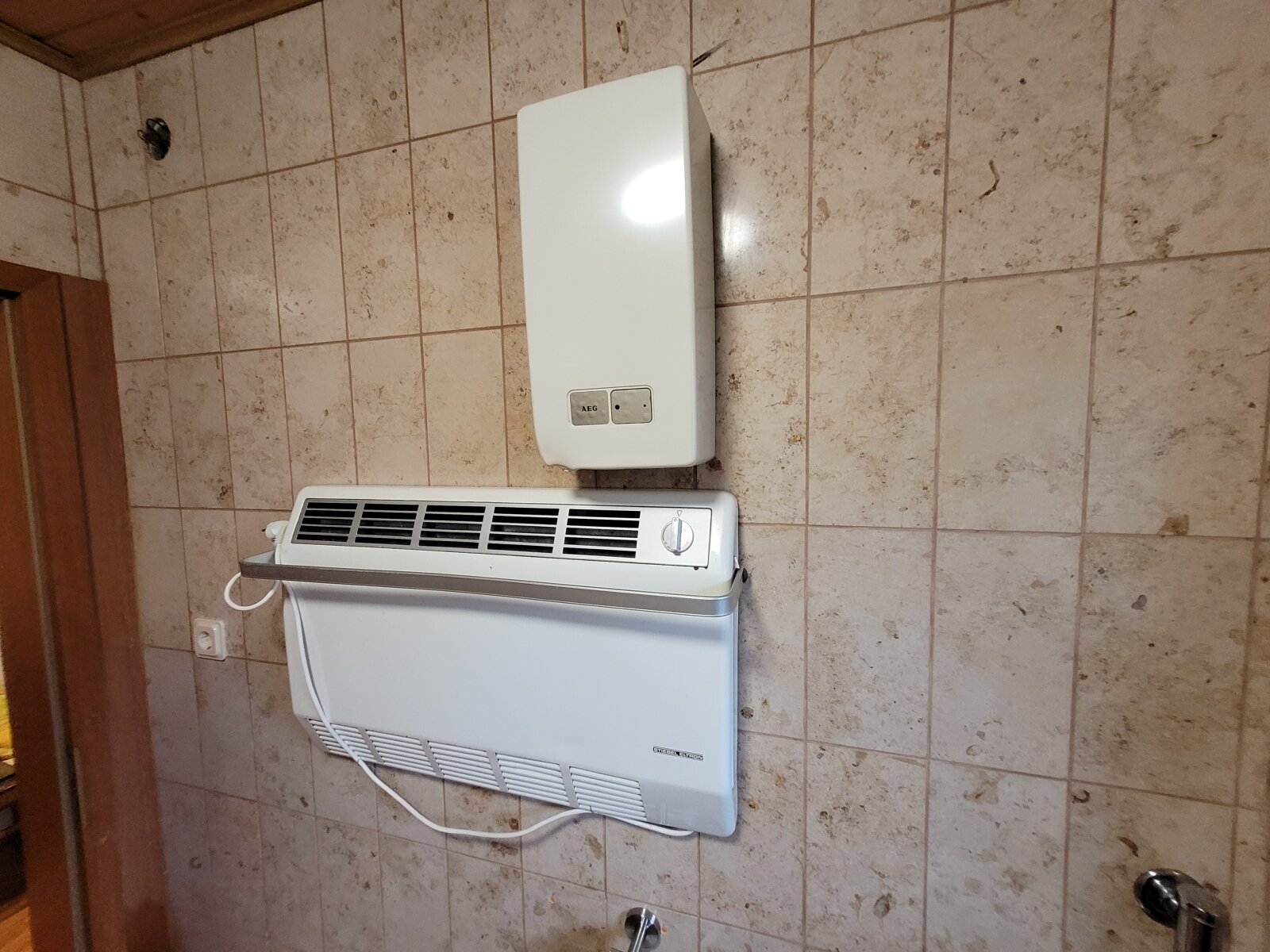 Bild 10 zeigt eine Elektroheizung sowie einen elektronischen Durchlauferhitzer