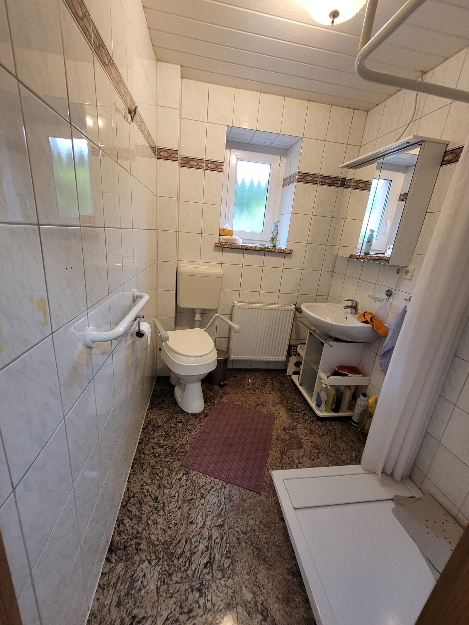 Bild 8 zeigt das Bad im Erdgeschoss