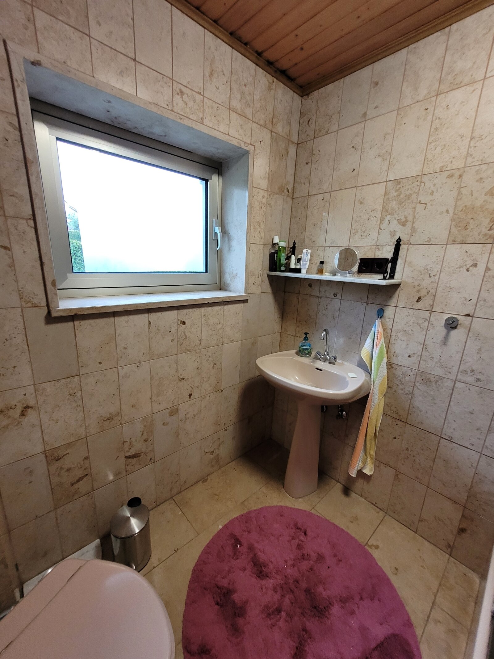 Bild 9 zeigt das Bad im Dachgeschoss