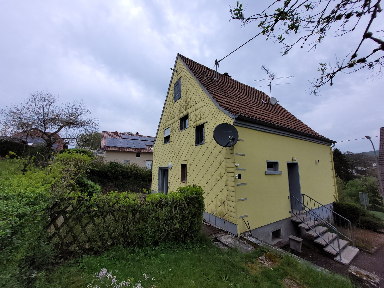 Bild 2 zeigt die Seitenansicht mit Eingang