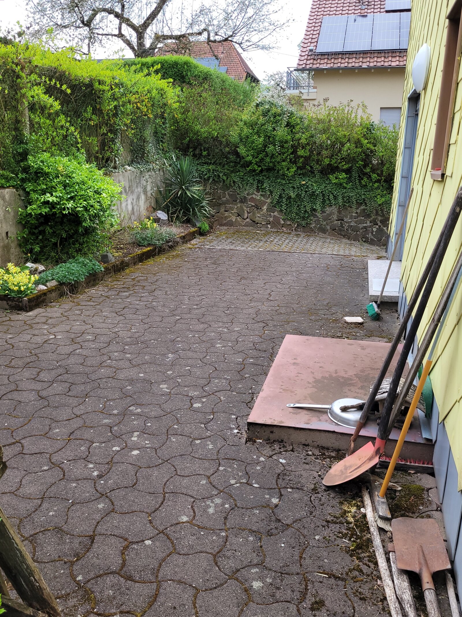 Bild 4 zeigt die rückwärtige Terrasse