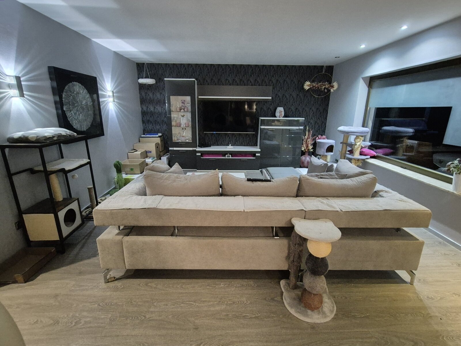 Bild 3 zeigt das Wohnzimmer im EG