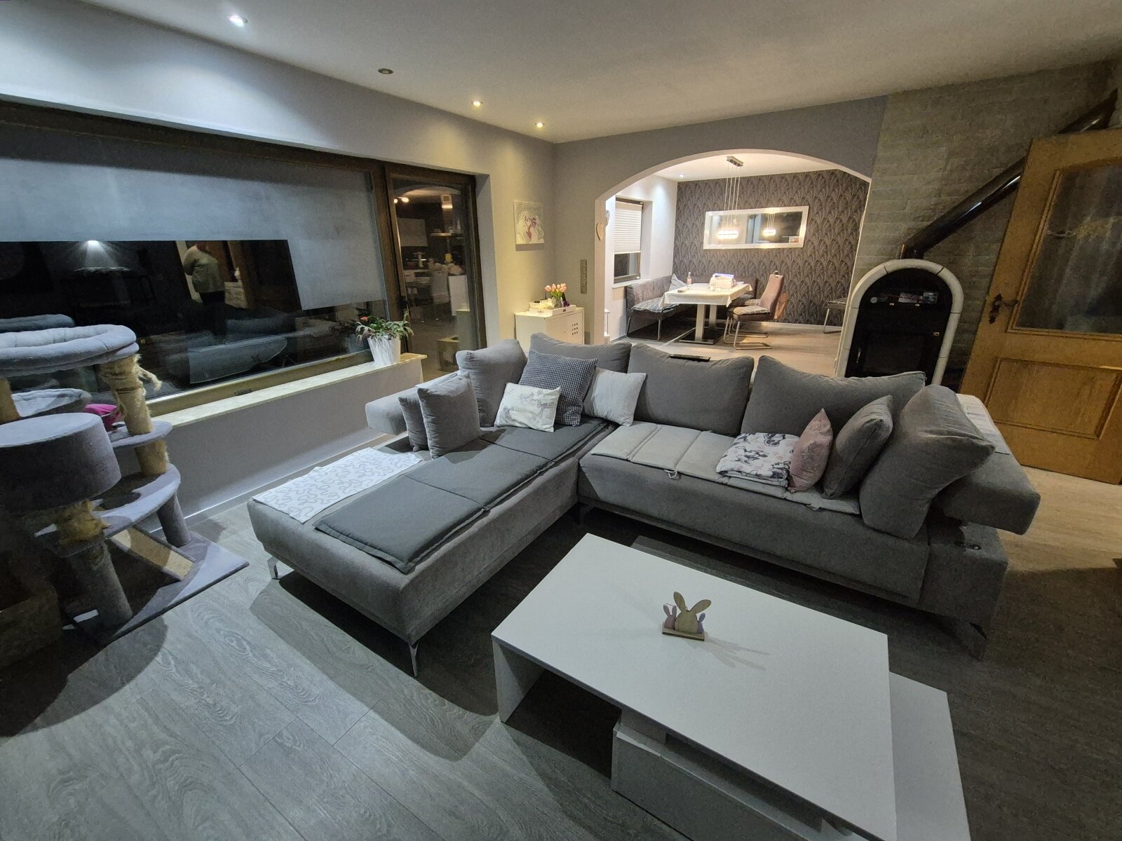 Bild 5 zeigt Wohnzimmer im EG