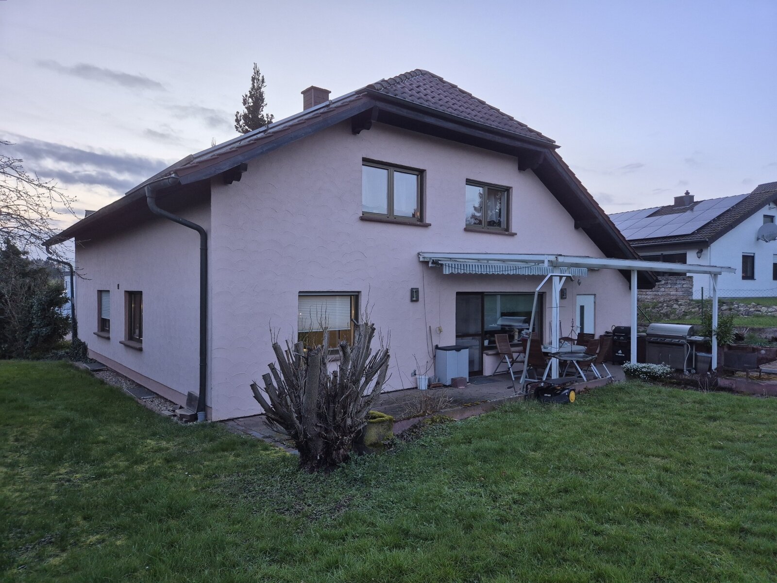 Bild 2 zeigt Garten-/Terrassenansicht