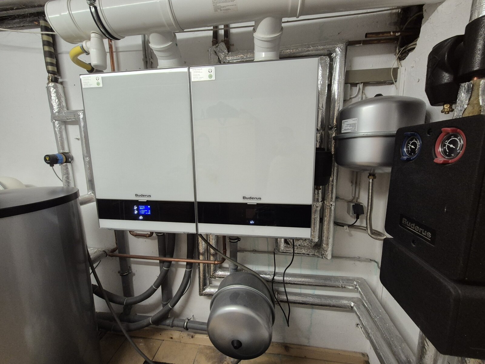 Bild 12 zeigt die beiden Etagenheizungen der Wohnungen