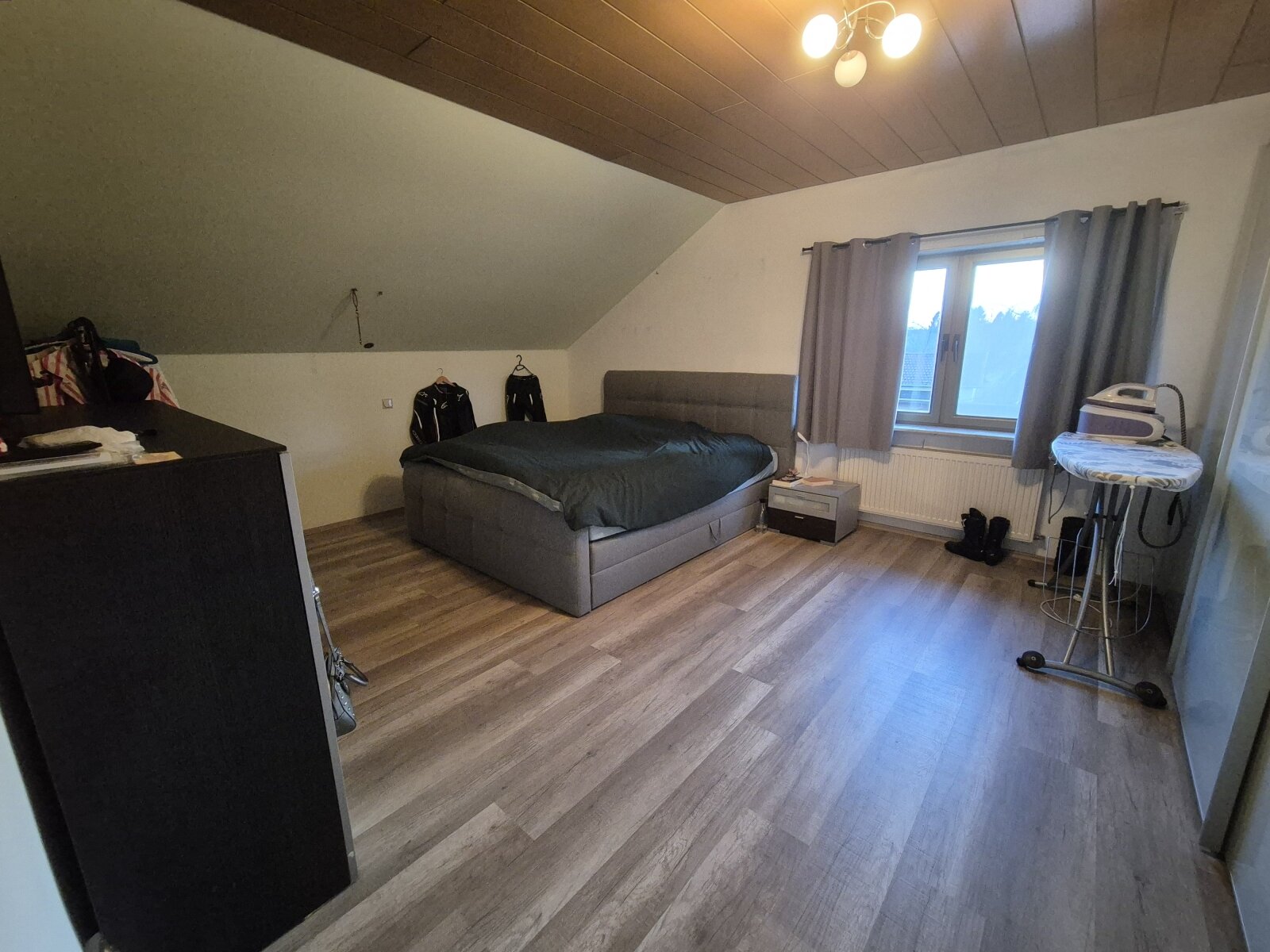 Bild 10 zeigt ein Schlafzimmer der Dachgeschosswohnung