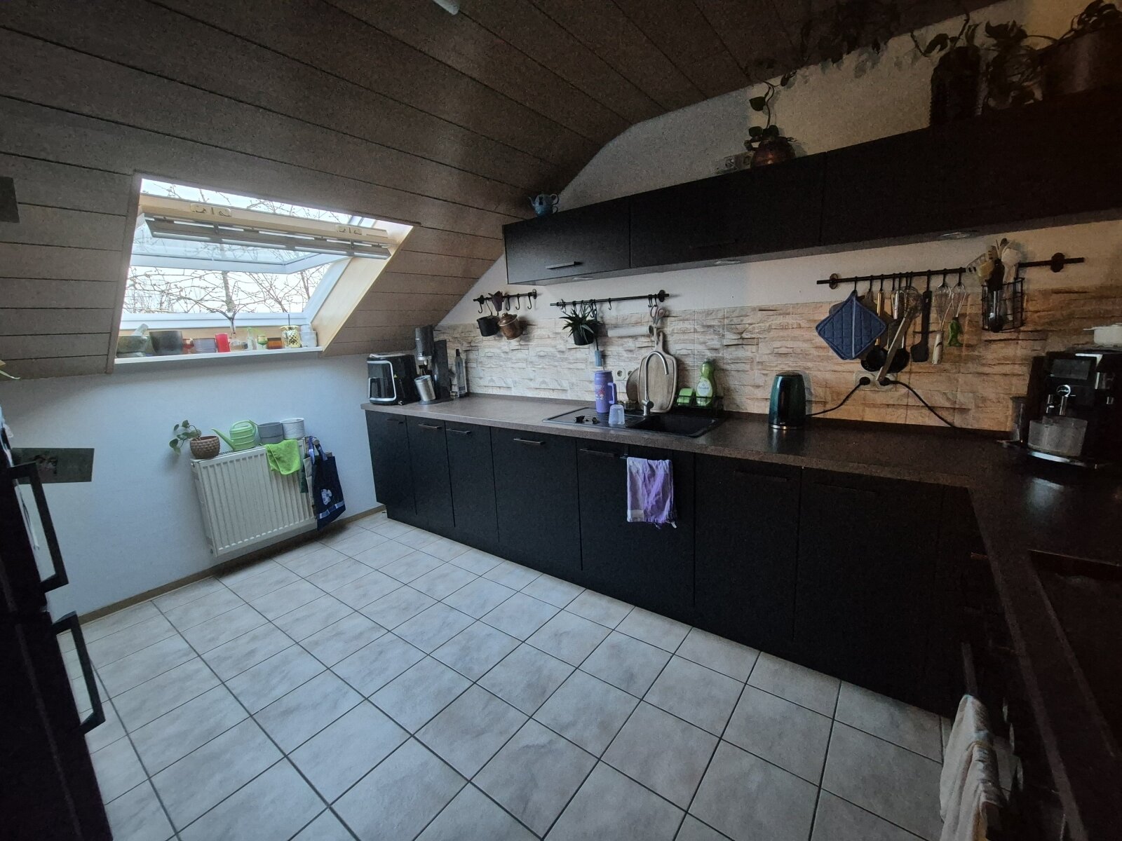 Bild 11 zeigt die Küche der Dachgeschosswohnung