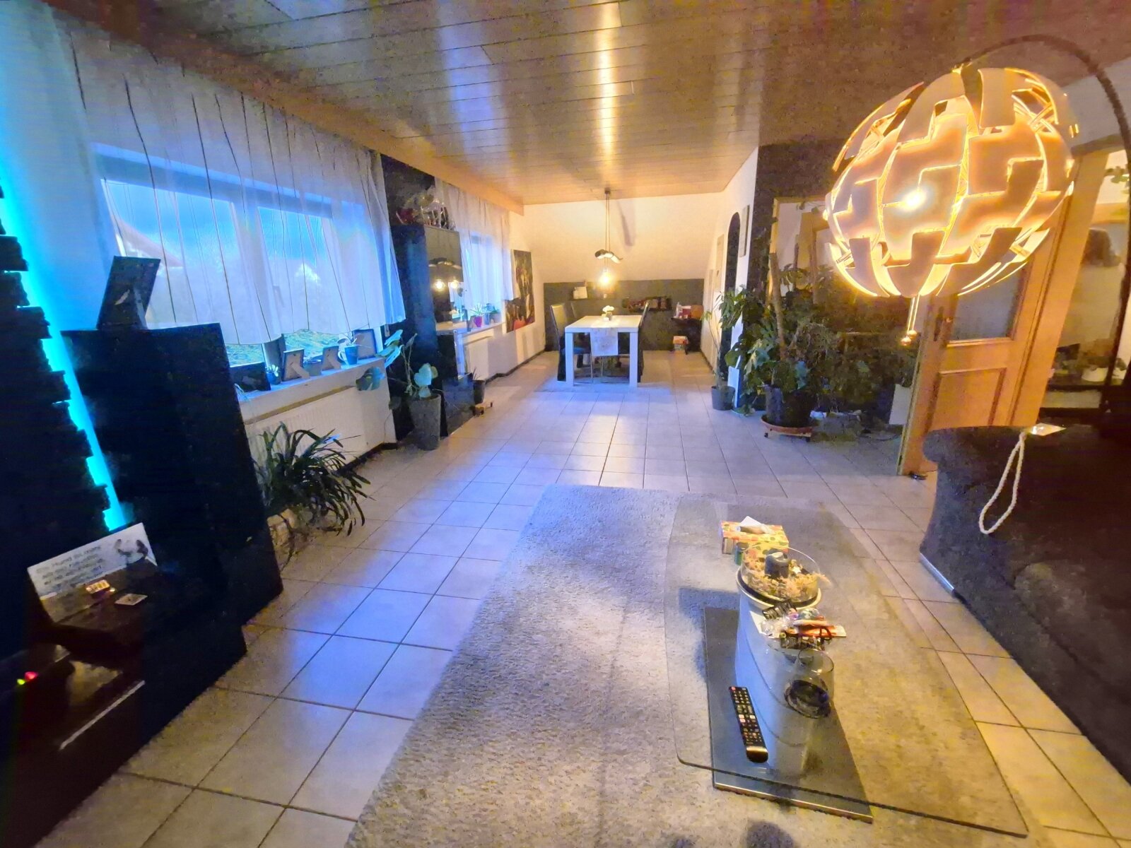 Bild 9 zeigt das Wohnzimmer der Wohnung im DG