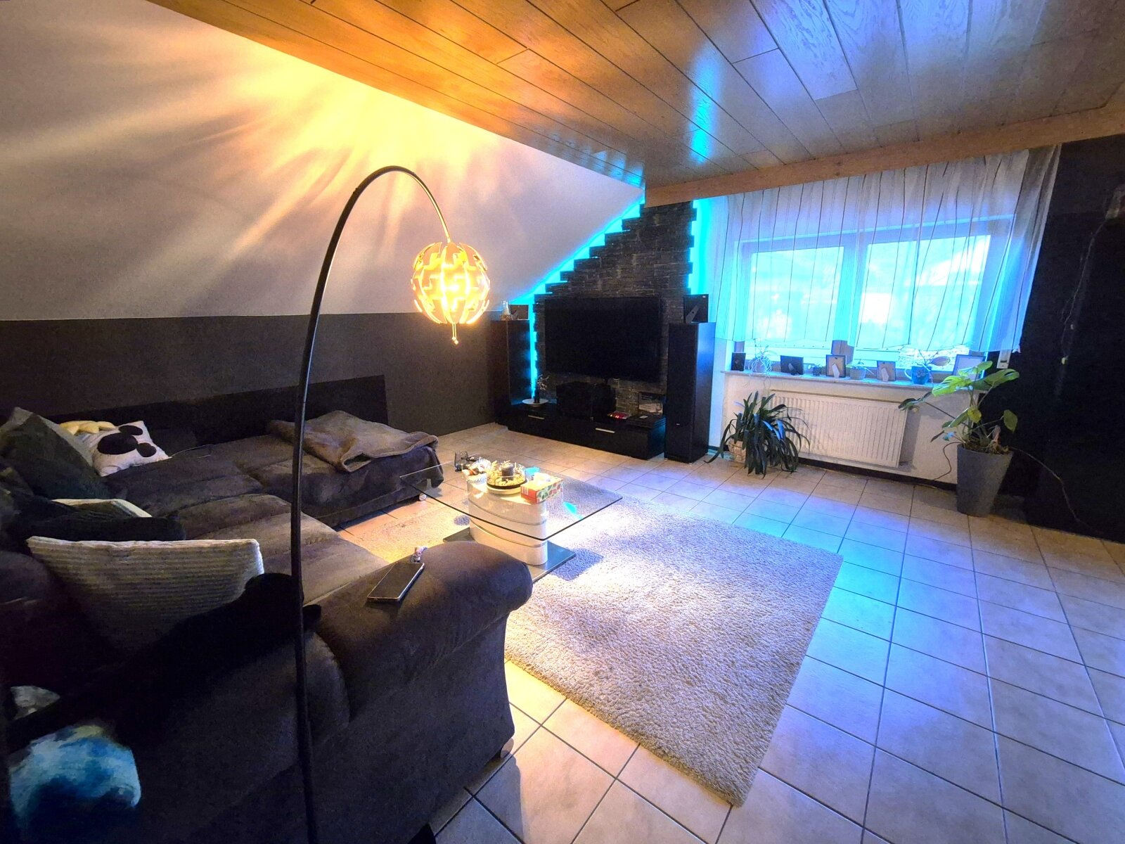 Bild 11 zeigt das Wohnzimmer der Dachgeschosswohnung