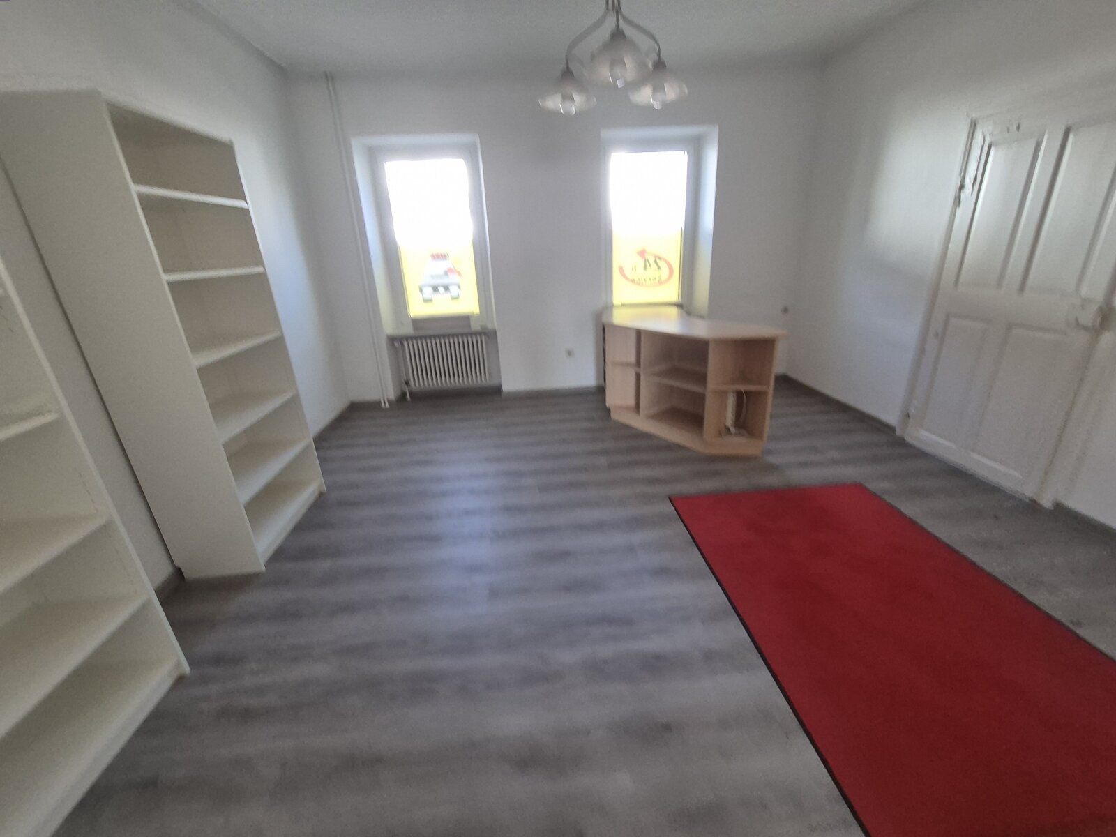 Bild 3 zeigt einen der Geschäftsräume im Erdgeschoss