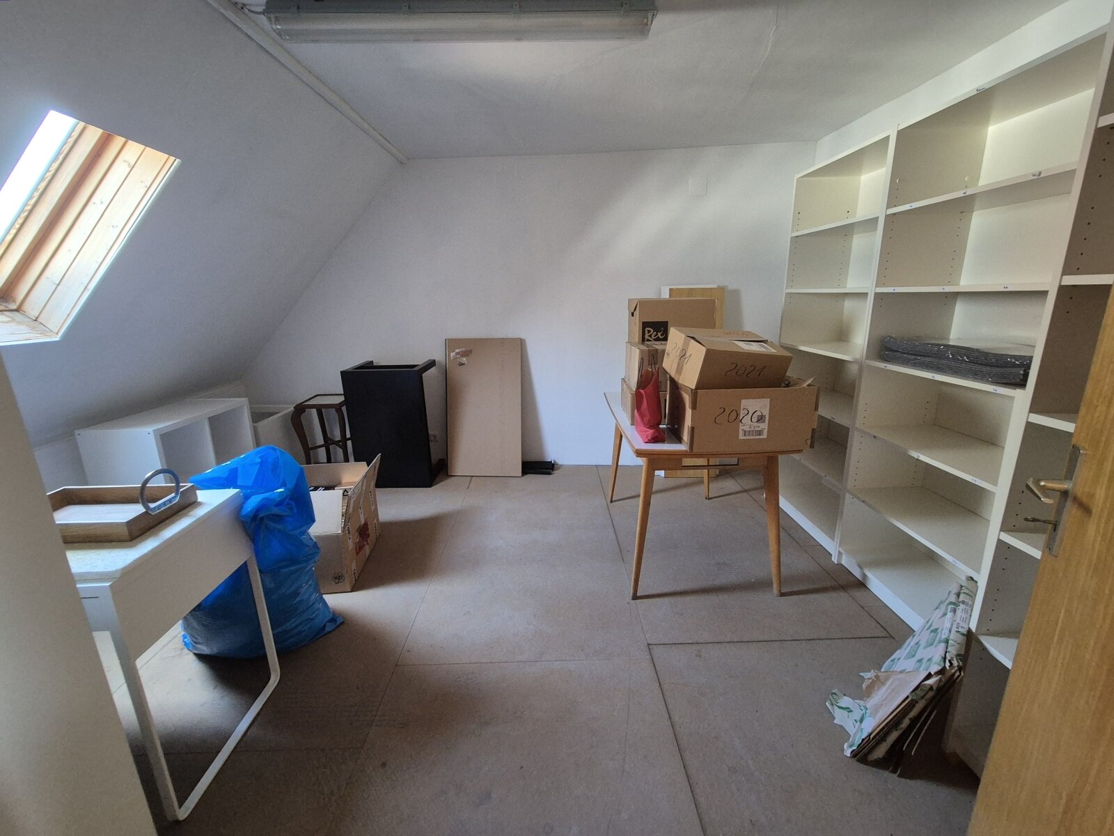 Bild 10 zeigt einen zum Ausbau vorbereiteten Raum im Dachgeschoss