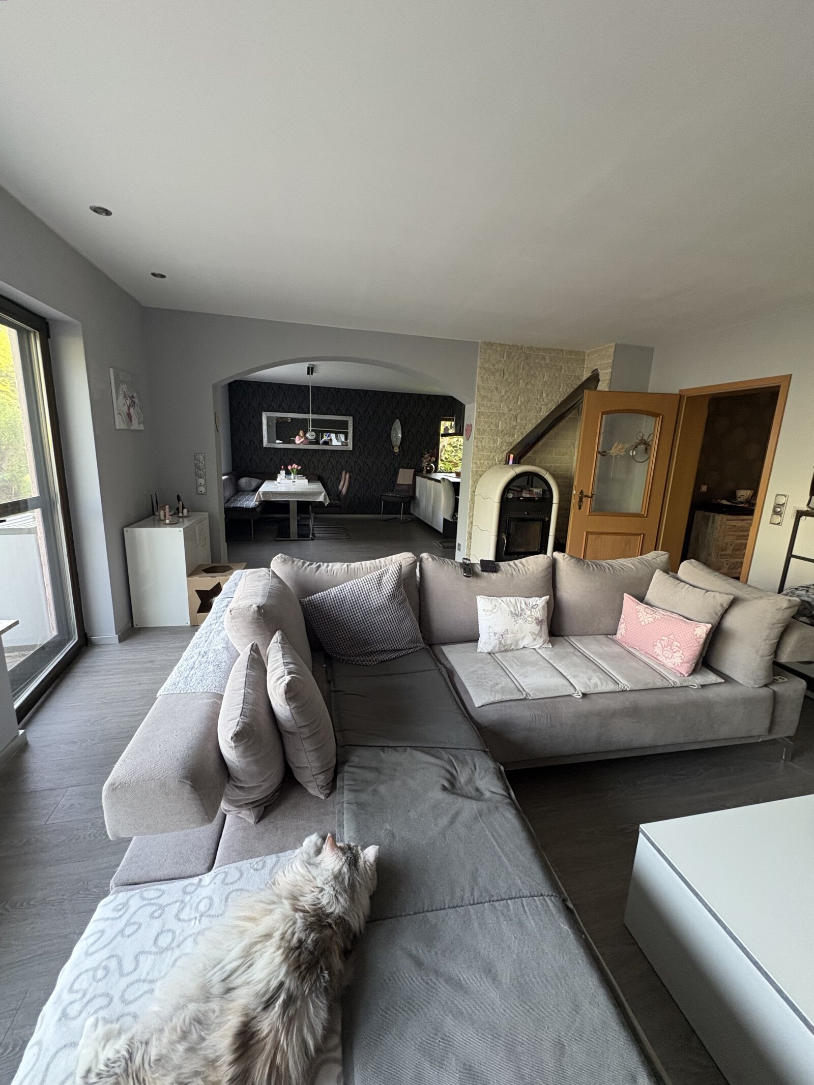 Bild 5 zeigt das Wohnzimmer mit dem Zugang zum Esszimmer