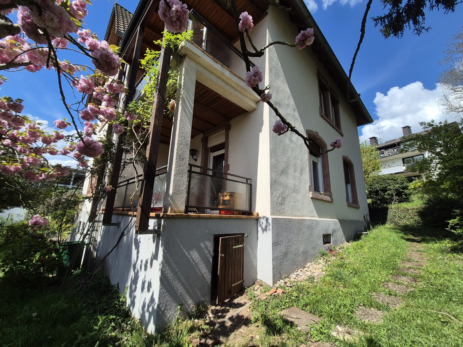 seitliche Frontansicht mit dem Balkon im Erdgeschoss seitliche Frontansicht mit dem Balkon im Erdgeschoss