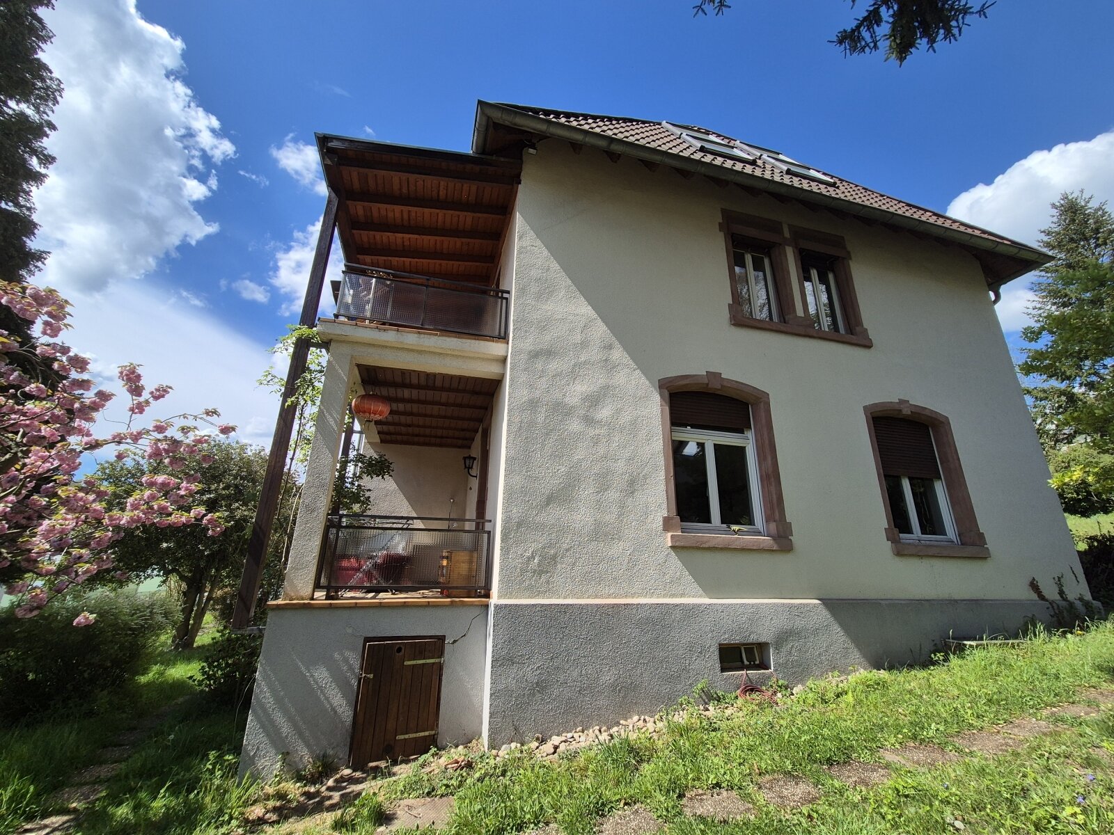 Seitliche Gebäudeansicht mit Balkon Seitliche Gebäudeansicht mit Balkon