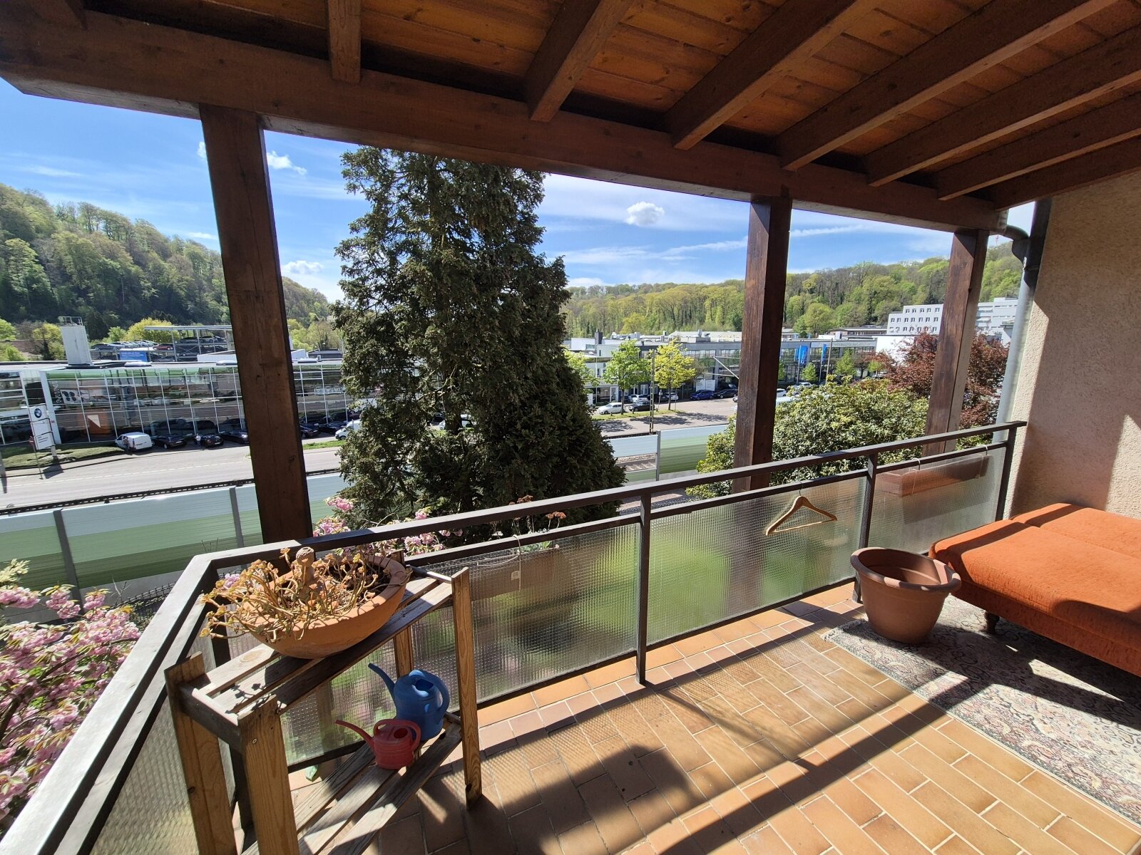 den Balkon der Wohnung im Obergeschoss den Balkon der Wohnung im Obergeschoss